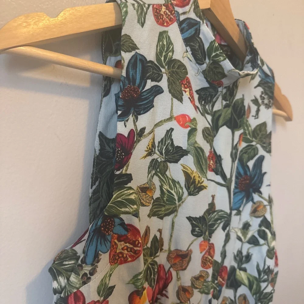 TOPSHOP floral print on a light blue background, mock neck tank blouse - Picture 5 of 7